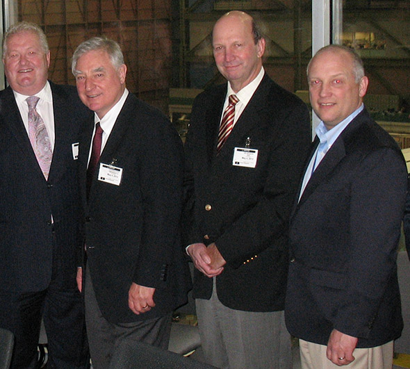 De gauche à droite: Le Chef de l'Examen David Emerson et les membres du Conseil consultatif, Jim Quick et Jacques Roy avec le directeur général de Boeing Canada, Kevin Bartelson