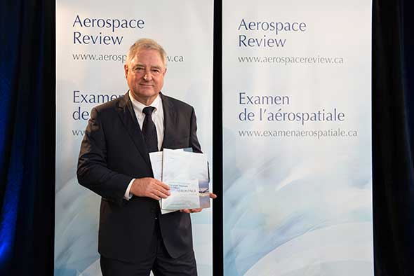 L'honorale David Emerson, Chef de l'Examen, présente le rapport de l'Examen de l'aérospatiale.