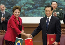 Photo de la cérémonie de signature d'un contrat d'Embraer entre le Brésil et la Chine