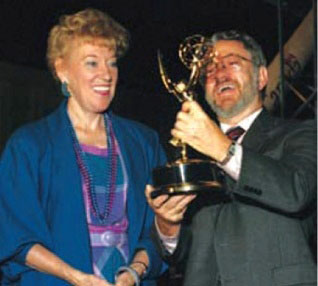 Photo de Flora MacDonald et d'un représentant de la NASA avec un prix Emmy